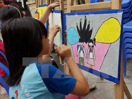 Thiếu nhi Thủ đô vẽ tranh tại Ngày hội thiếu nhi vẽ tranh phòng chống xâm hại tình dục trẻ em.